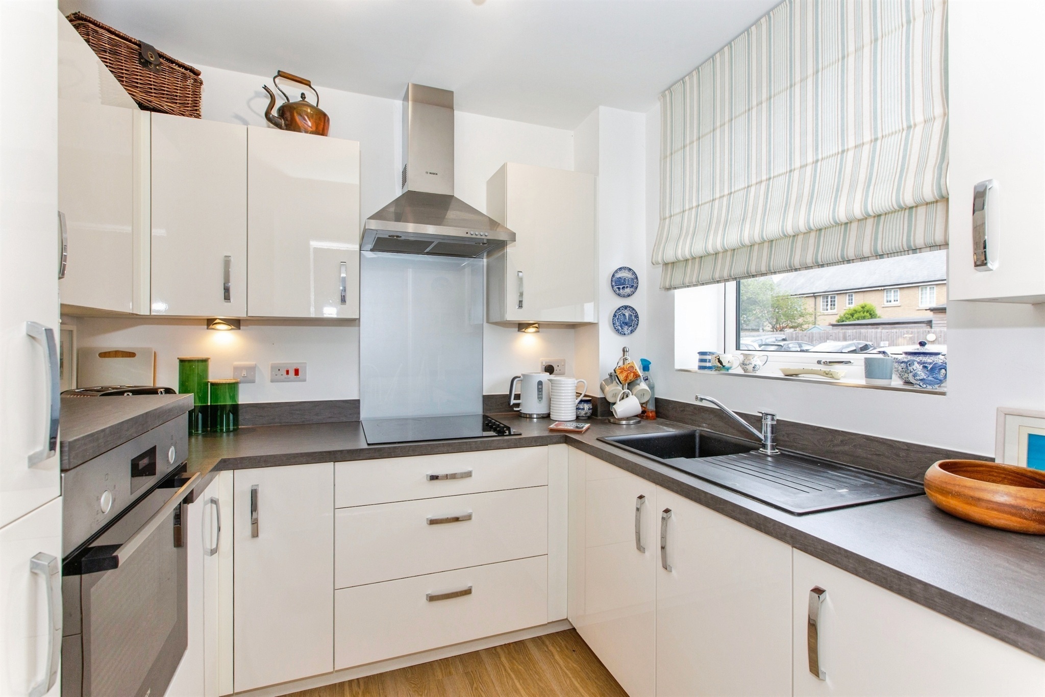 Fitted kitchen with gloss units and integrated appliances at 10 Uplands Place